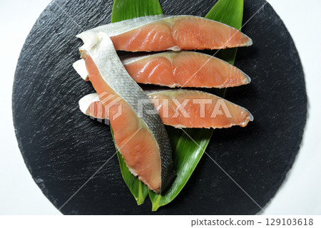 盤子裡的生鮭魚 129103618