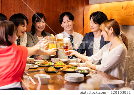 飲酒會:男女用各種飲料敬酒 飲酒會:男女用各種飲料敬酒 129103951