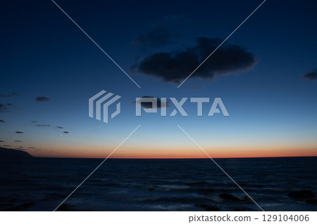 Orange horizon and Venus after sunset 129104006