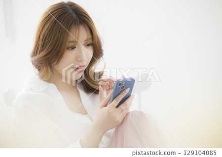 使用智慧型手機的女人 129104085
