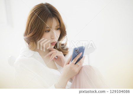 使用智慧型手機的女人 129104086