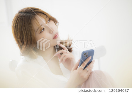 使用智慧型手機的女人 129104087