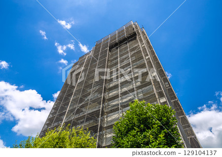 Yokohama cityscape in Japan, summer sky... Apartment repairs and inspections, scaffolding and protective nets, etc. Satellite antennas... = 31st 129104137
