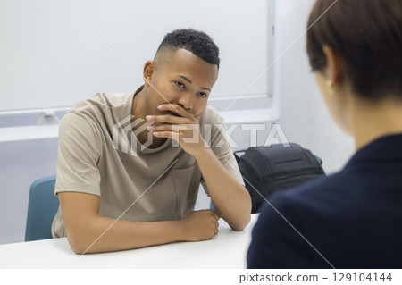 外國男人和女商人正在開會 外國男人和女商人正在開會 129104144