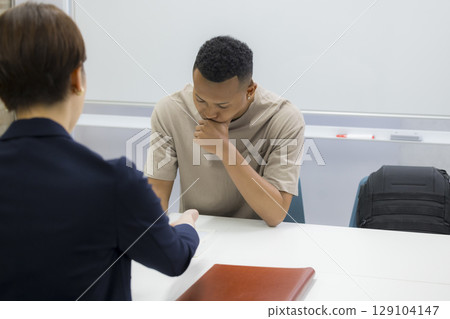 外國男人和女商人正在開會 129104147