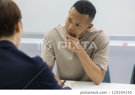 Foreign man and businesswoman having a meeting 129104150