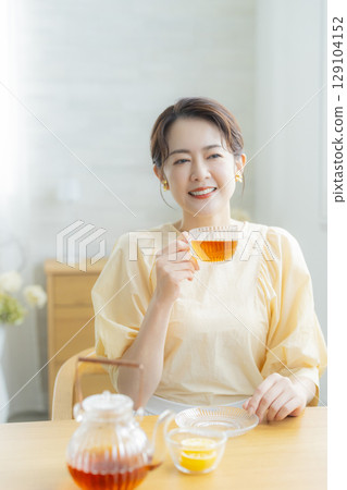 中年婦女喝茶 129104152