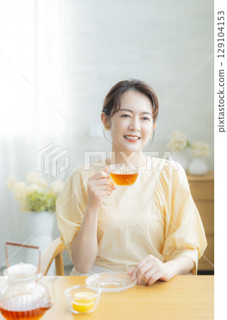 中年婦女喝茶 129104153