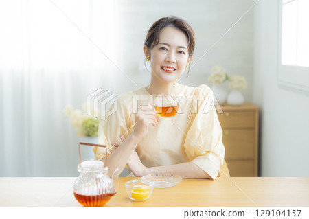 Middle-aged woman drinking tea 129104157