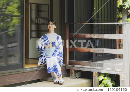 坐在邊緣的yukata的一名婦女 129104160