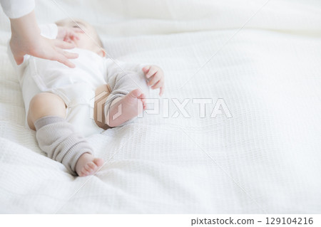 嬰兒躺在床上 129104216