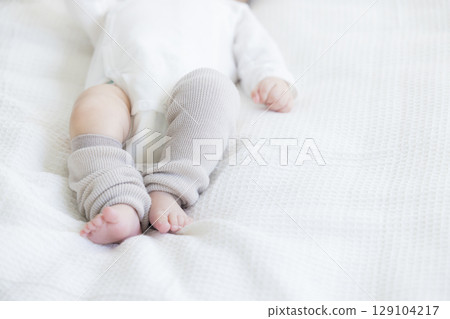 嬰兒躺在床上 129104217