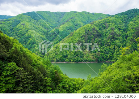 從長野縣道26號線中川木曾線望去，梓湖畔綠意盎然 129104300