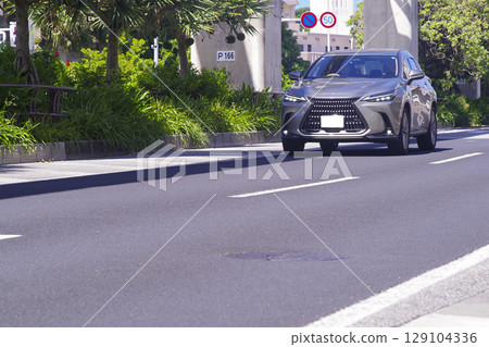城市道路上的汽車和交通 129104336