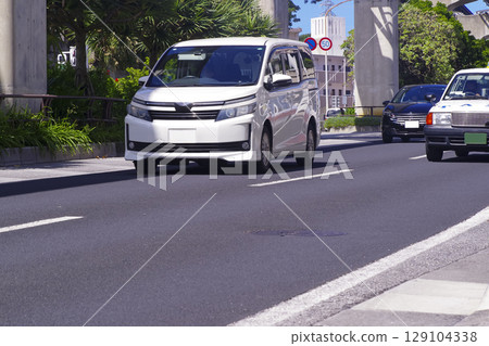 城市道路上的汽車和交通 城市道路上的汽車和交通 129104338