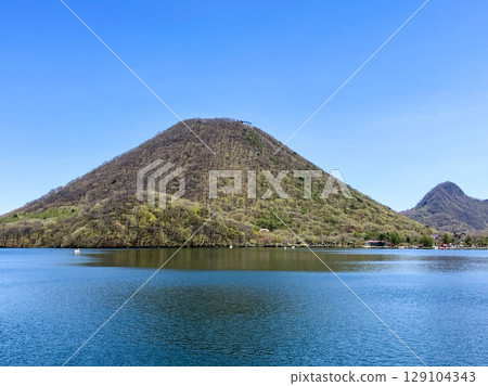 晴天的榛名山和榛名湖 129104343