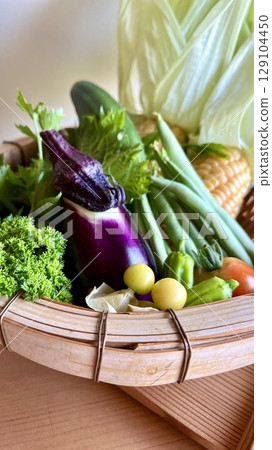 [蔬菜] 竹籃盛裝的夏季蔬菜｜自然光、無農藥影像 129104450