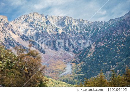 Beautiful autumn scenery of Kamikochi in Nagano Prefecture 129104495