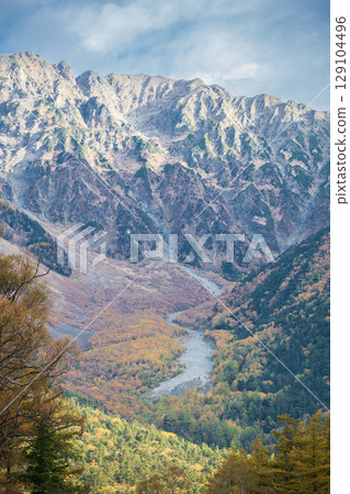 長野縣上高地美麗的秋日風景 129104496