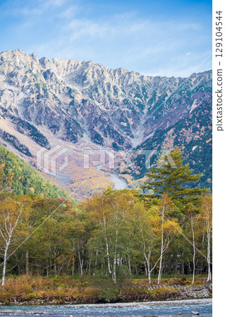 Beautiful autumn scenery of Kamikochi in Nagano Prefecture 129104544