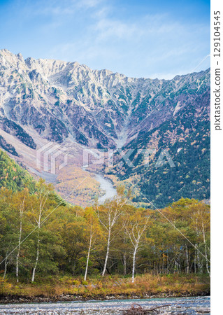 Beautiful autumn scenery of Kamikochi in Nagano Prefecture 129104545