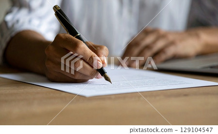 拿著鋼筆的男性手 129104547