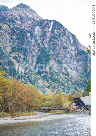 長野縣上高地美麗的秋日風景 129104571
