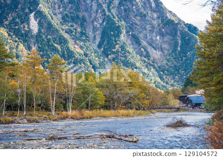 長野縣上高地美麗的秋日風景 長野縣上高地美麗的秋日風景 129104572