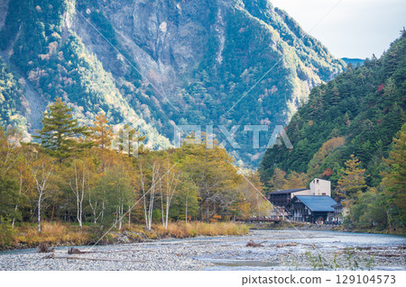 長野縣上高地美麗的秋日風景 129104573