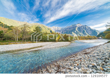 長野縣上高地美麗的秋日風景 129104577