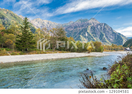 Beautiful autumn scenery of Kamikochi in Nagano Prefecture 129104581