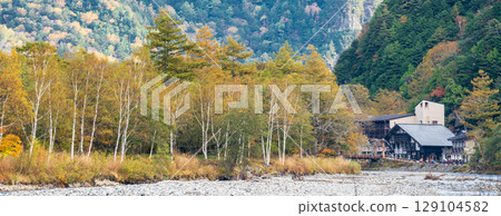 長野縣上高地美麗的秋日風景 129104582