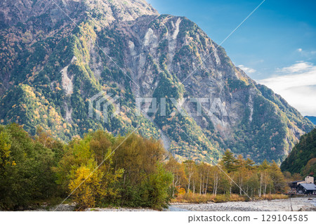 Beautiful autumn scenery of Kamikochi in Nagano Prefecture Beautiful autumn scenery of Kamikochi in Nagano Prefecture 129104585