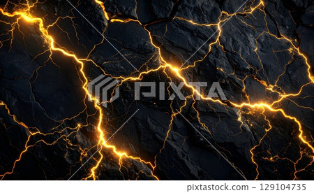 黑色岩石裂縫背景，金色閃電貫穿其中 — 強大的紋理 129104735