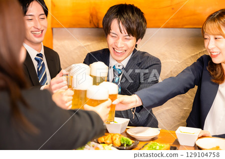 Drinking party Men and women toasting at an izakaya 129104758