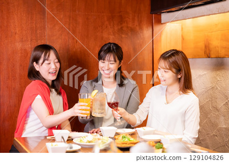 婦女聚會：婦女們舉杯慶祝各種飲料 129104826