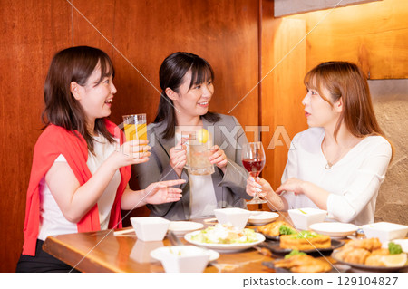 婦女聚會:婦女們舉杯慶祝各種飲料 婦女聚會:婦女們舉杯慶祝各種飲料 129104827