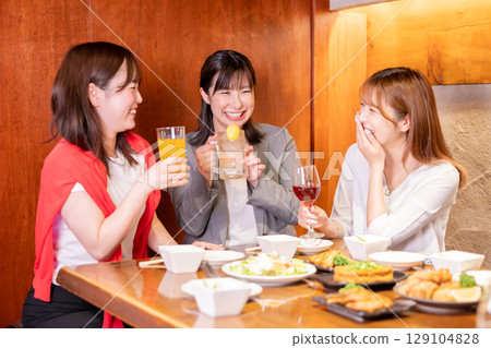 婦女聚會:婦女們舉杯慶祝各種飲料 婦女聚會:婦女們舉杯慶祝各種飲料 129104828