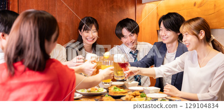 酒會、居酒屋、男女舉杯暢飲各種飲品 129104834