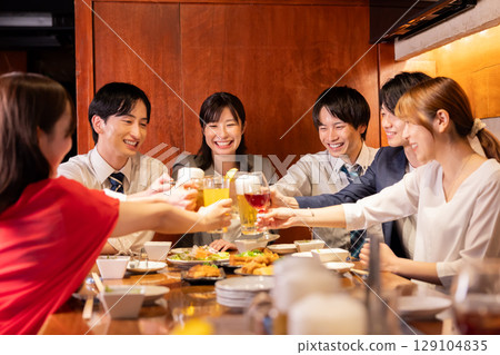 酒會、居酒屋、男女舉杯暢飲各種飲品 129104835