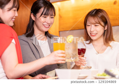 婦女聚會：婦女們舉杯慶祝各種飲料 129104869