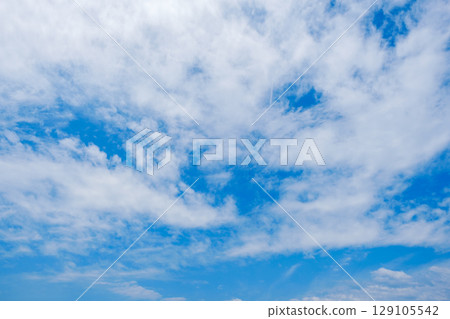 [Photo material] Blue sky, sky, summer sky, background, background material, July, copy space 129105542
