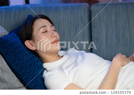 睡覺在沙發的婦女 129105579