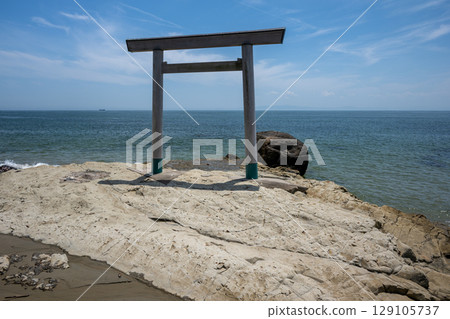 一對情侶站在鶴浦鳥居門前 129105737