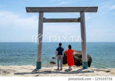 A couple standing at the torii gate of Tsurugagaura 129105738