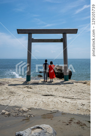A couple standing at the torii gate of Tsurugagaura 129105739