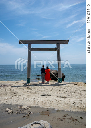 A couple standing at the torii gate of Tsurugagaura 129105740