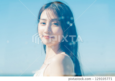 一個年輕女人的夏日美麗形象 129105771