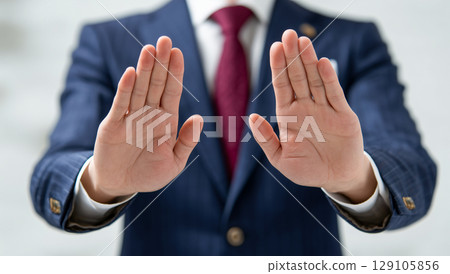 嚴謹的商人以停止手勢表示拒絕 嚴謹的商人以停止手勢表示拒絕 129105856
