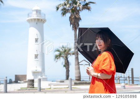 夏天前往野間崎燈塔的一位女士 129105898
